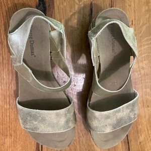 Pierre Dumas Wedge Sandals in a Gold Tone, Perfect for Spring & Summer, Size 10